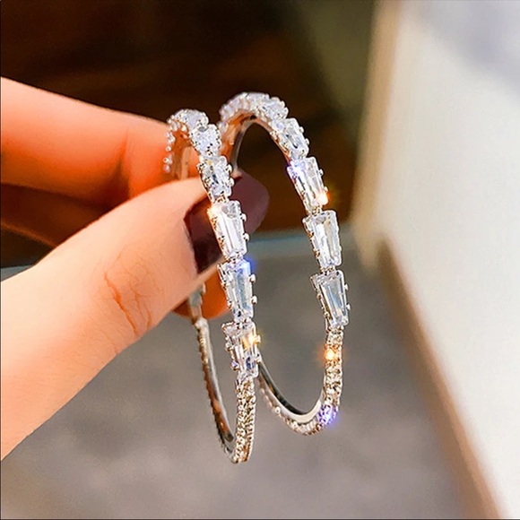 Jewelry - New 18K White Gold Women’s Diamond Earrings